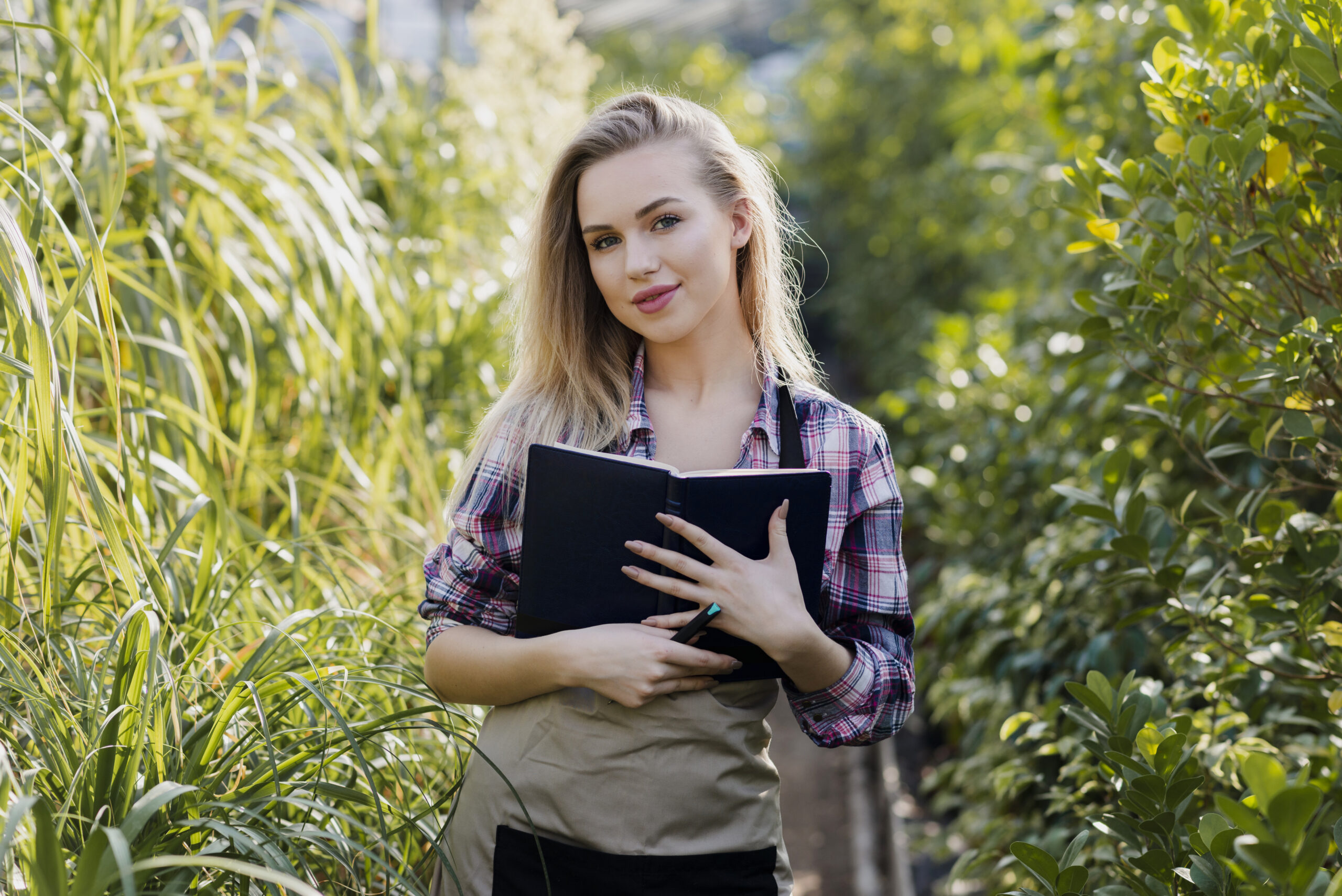 front-view-woman-with-foliage-background front-view-woman-with-foliage-background